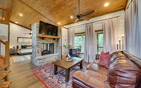 Tree-Lined Broken Bow Studio With Private Hot Tub!