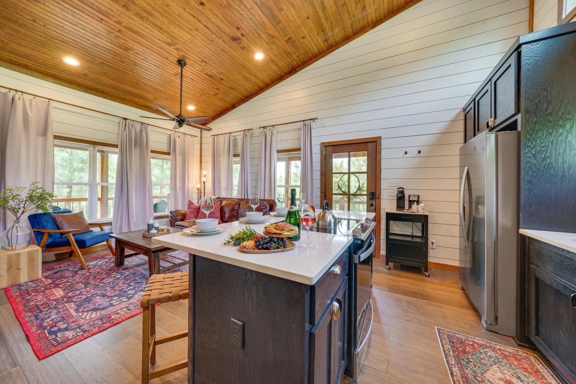 Tree-Lined Broken Bow Studio With Private Hot Tub! Exterior photo