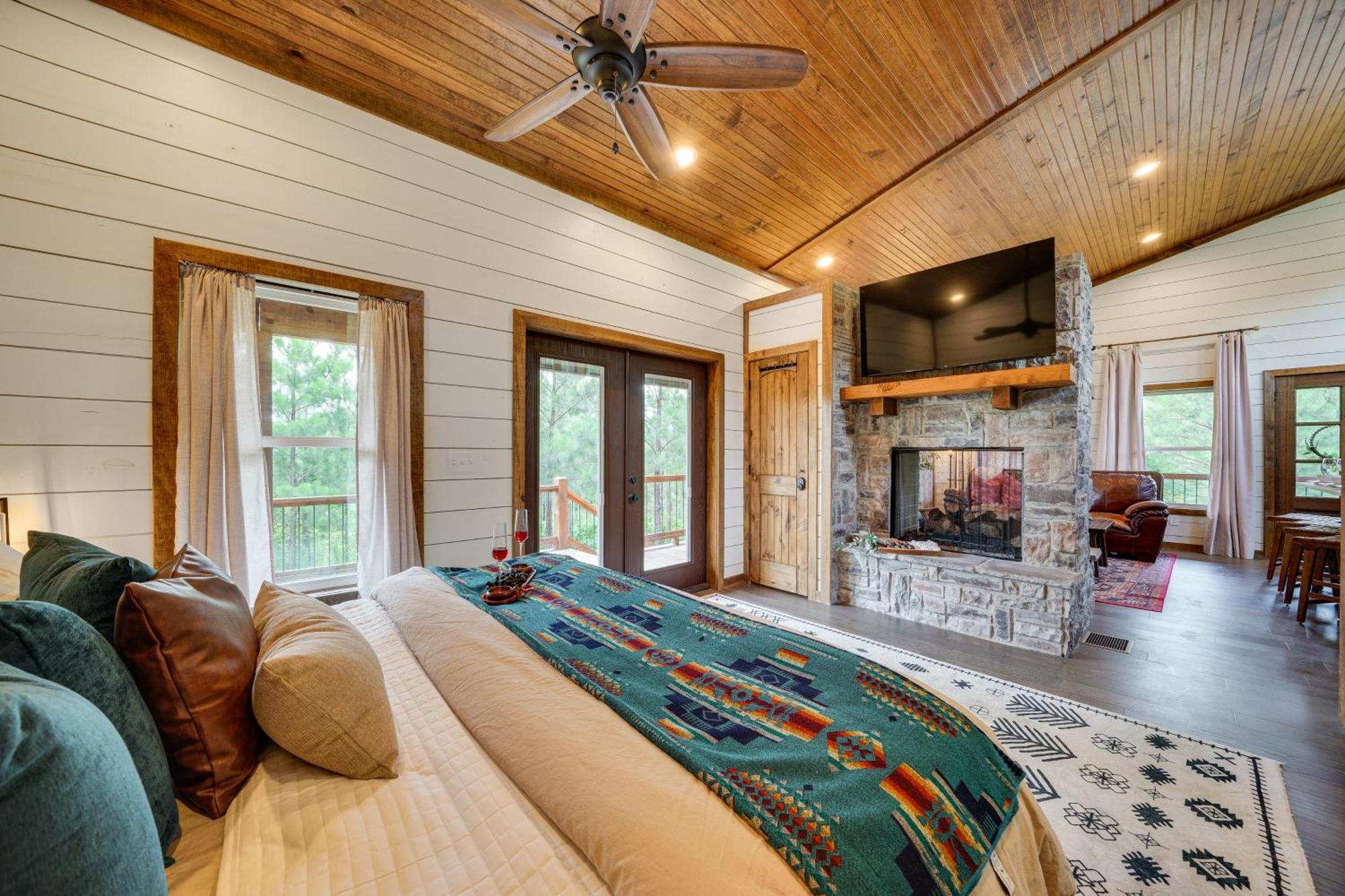 Tree-Lined Broken Bow Studio With Private Hot Tub! Exterior photo